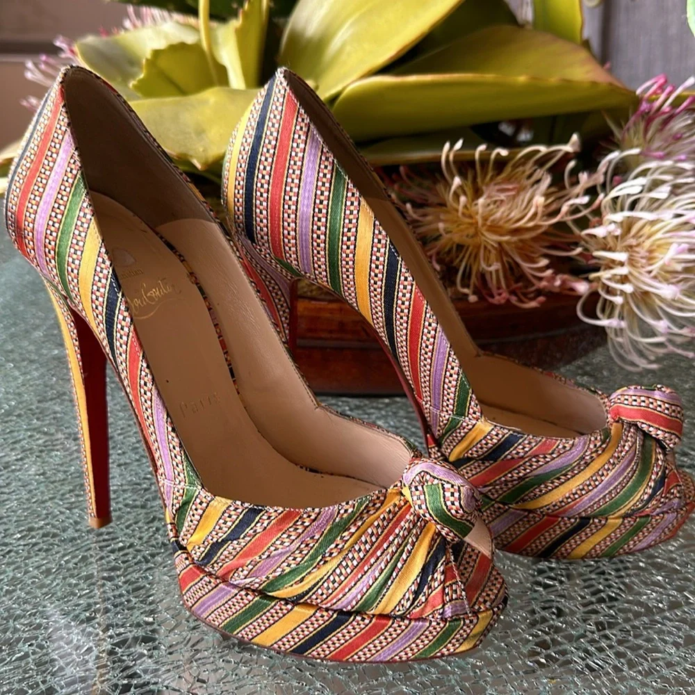 BEAUTIFUL CHRISTIAN LOUBOUTIN SILK FABRIC STILETTOS, 39.  GUC - Picture 7 of 11